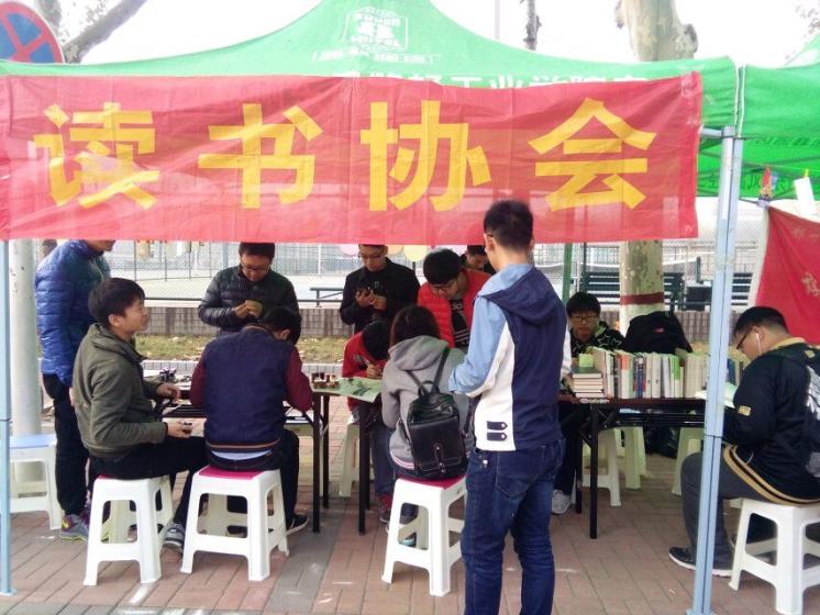 积极参与的同学们