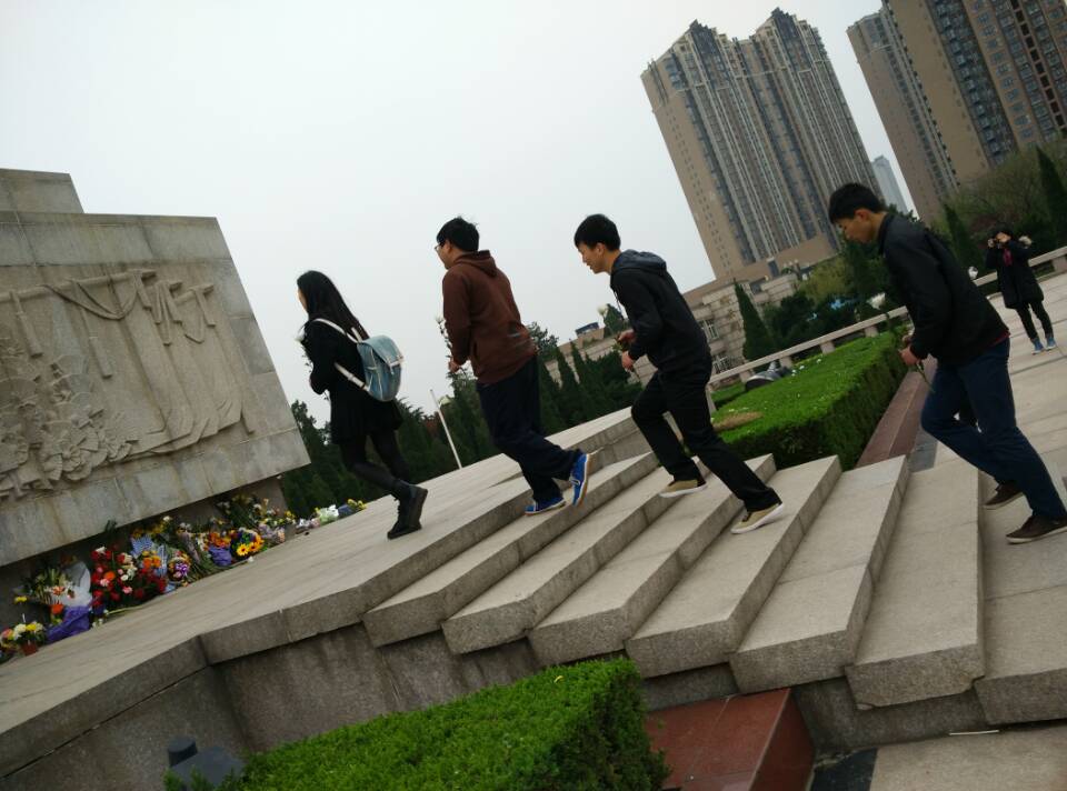 学生代表为烈士献花