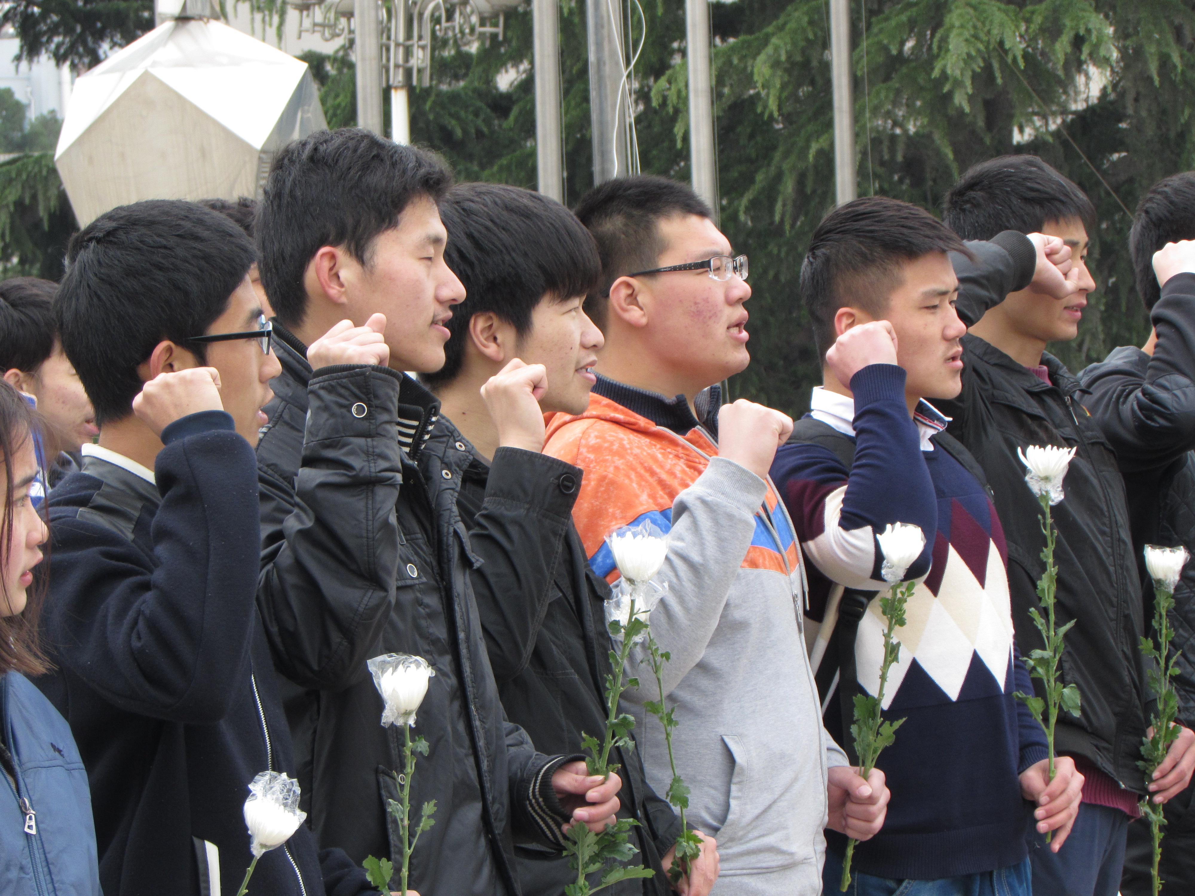 学生代表面对烈士宣誓