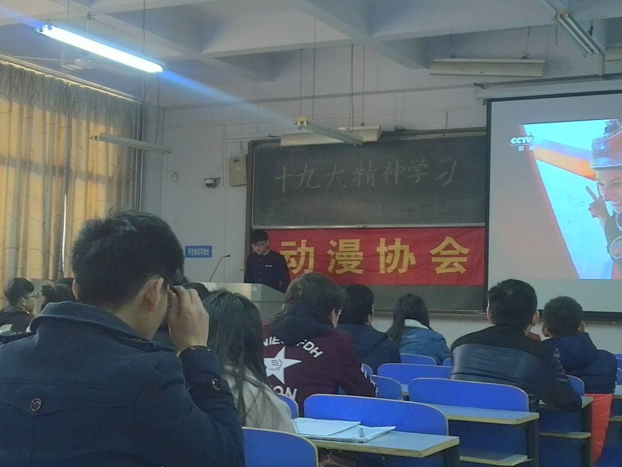 主持人介绍视频相关内容