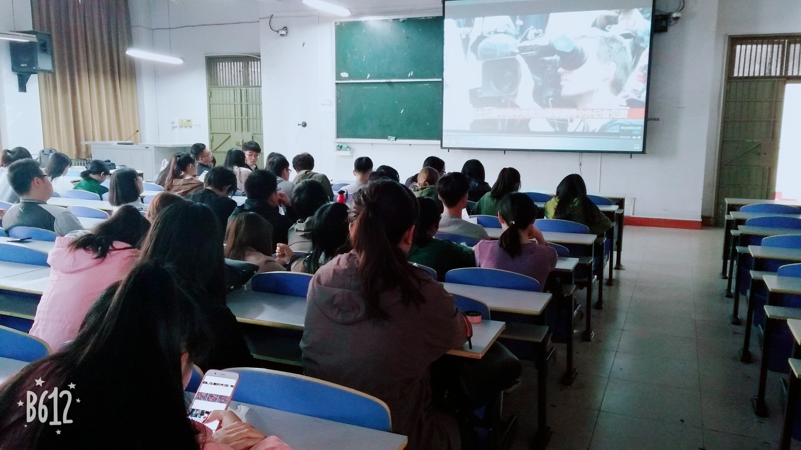 社员们认真观看