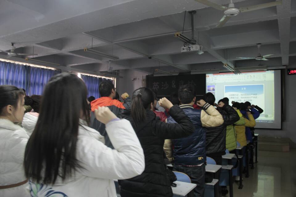 参加活动的同学们正在举行爱国宣誓