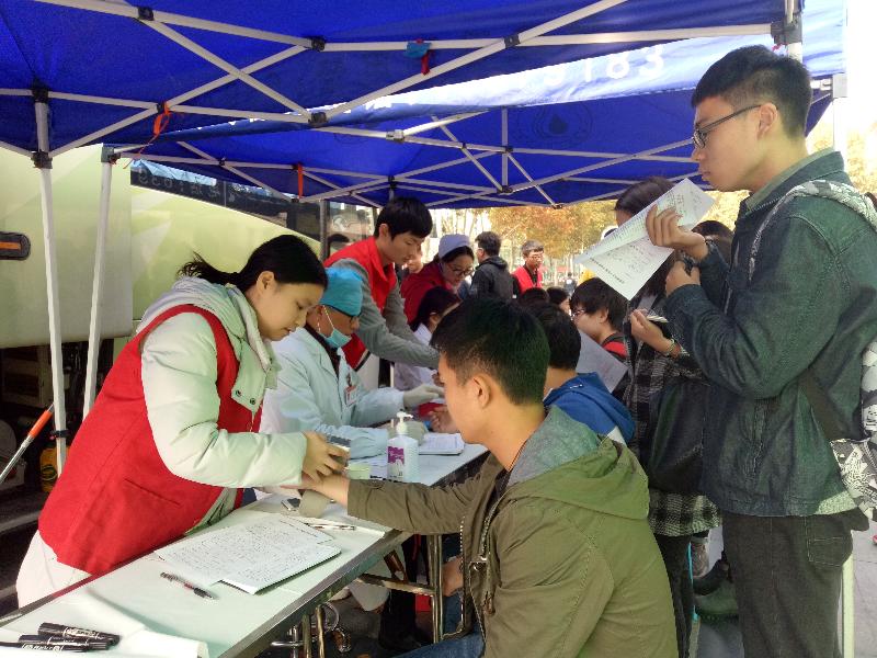 志愿者协助医生为同学们做检查 志愿者协助医生为同学们做检查