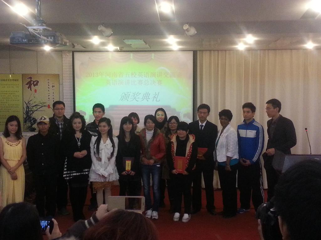 选手与评委合影留念