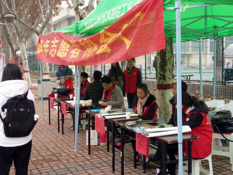 志愿者在寒风中坚持值班