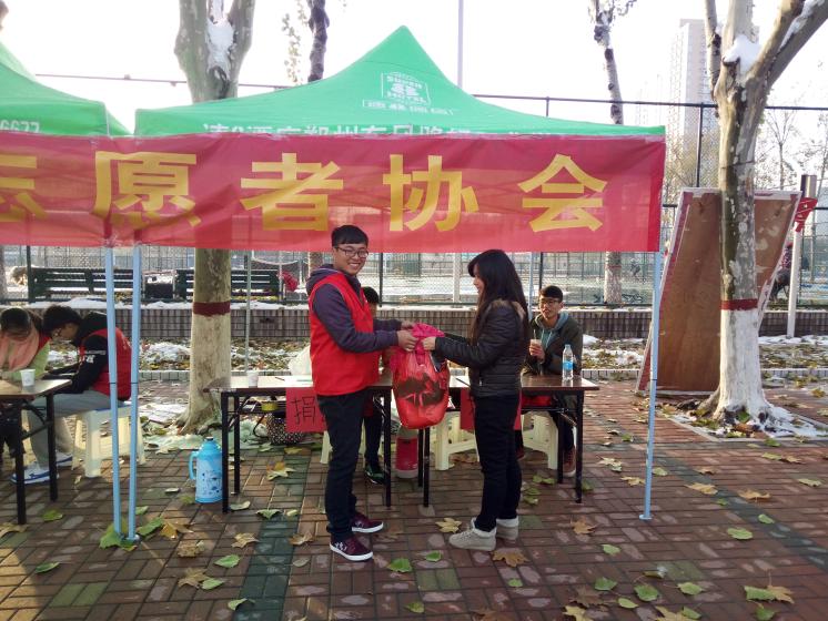 充满爱心的同学正在捐献衣物