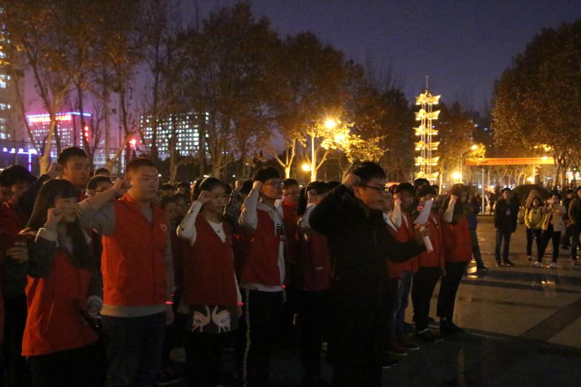 志愿者们正在宣誓