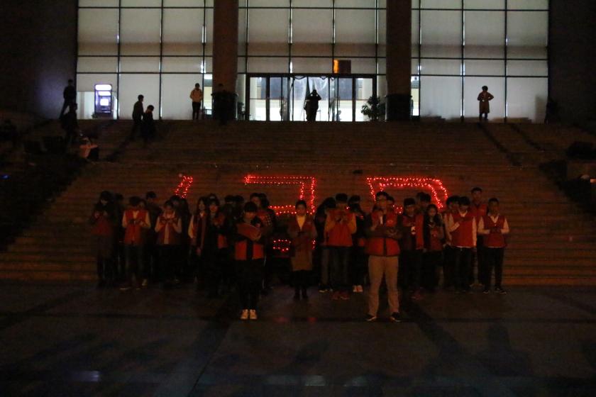 志愿者们正在激情地朗诵