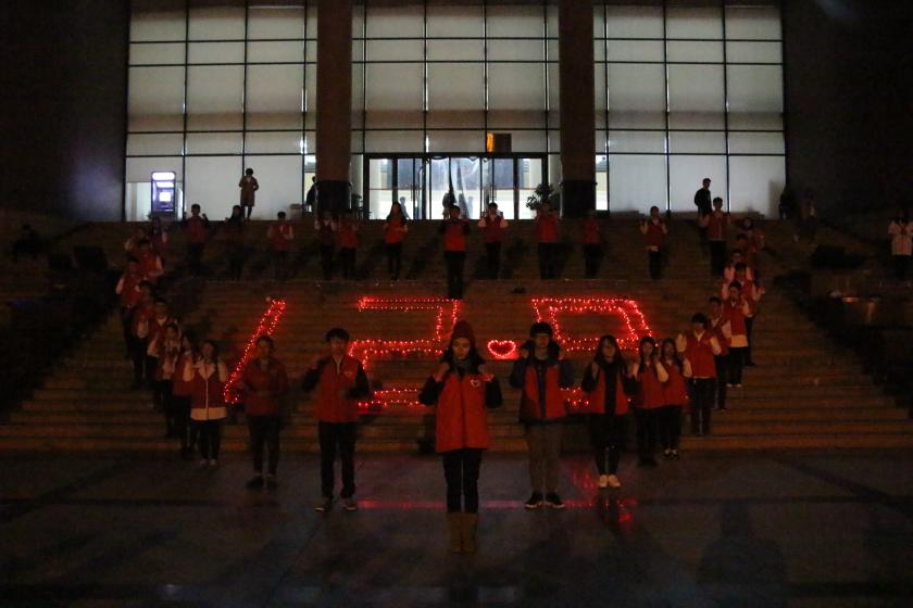 手语表演使晚会进入高潮