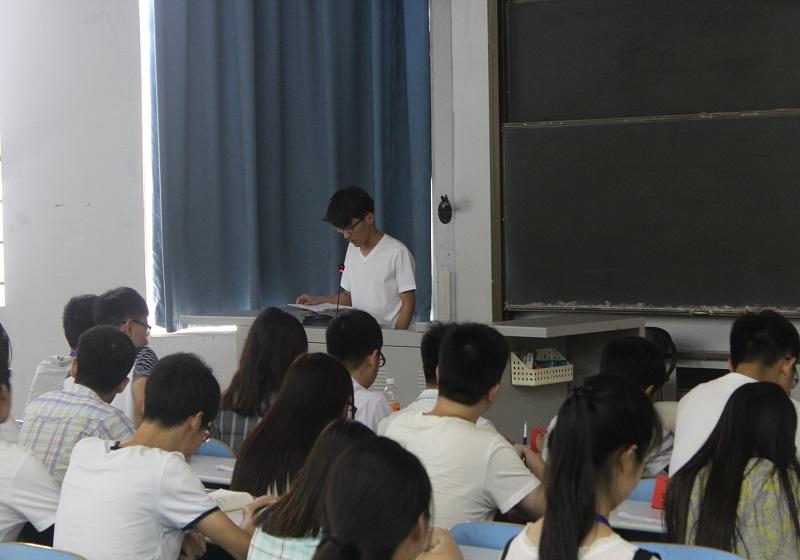 常务副主席周旭光上台总结社团活动经验