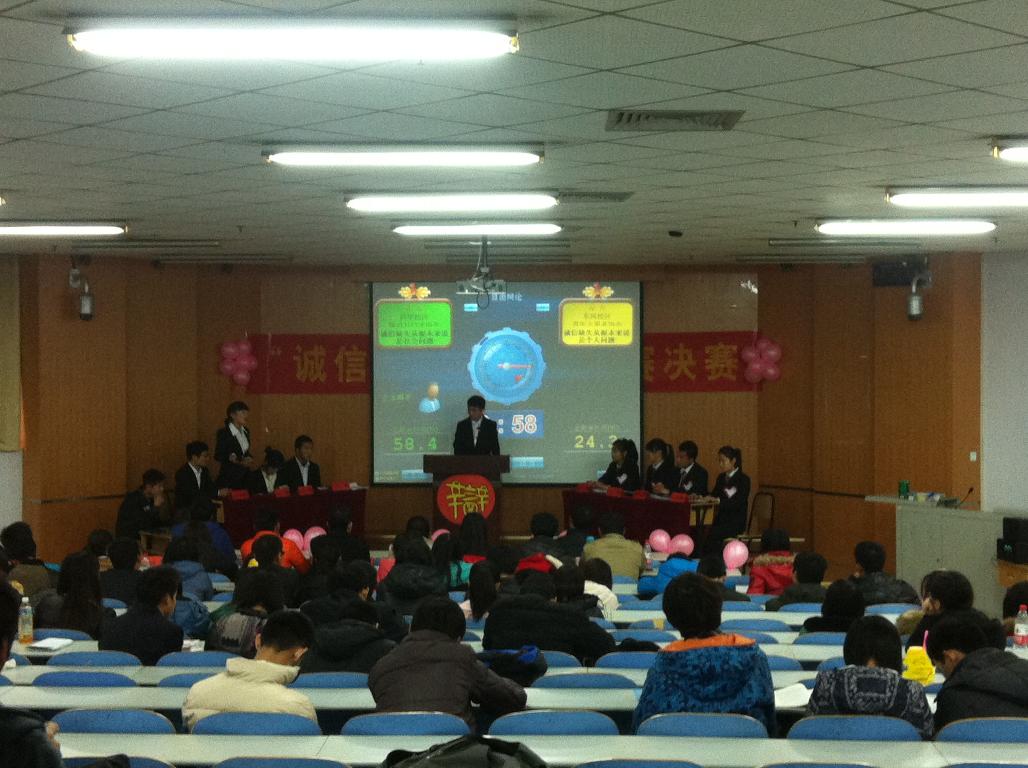 辩论激烈而有序