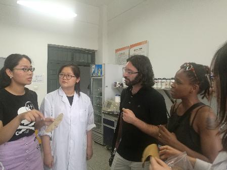 Steven Mansoorabadi教授与研究生交流