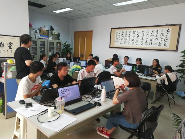 王老师和队员们交流谈心