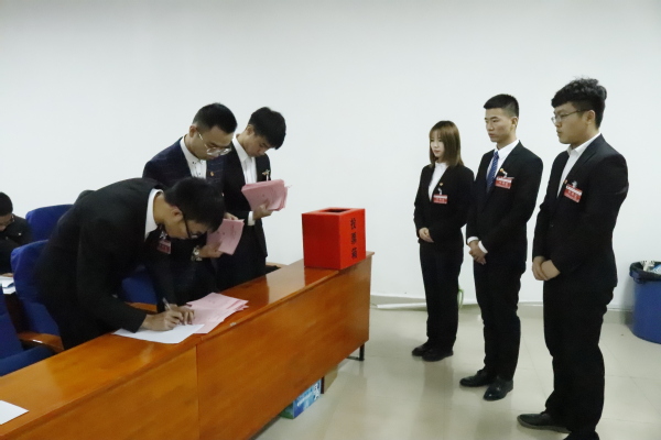 现场进行监票计票