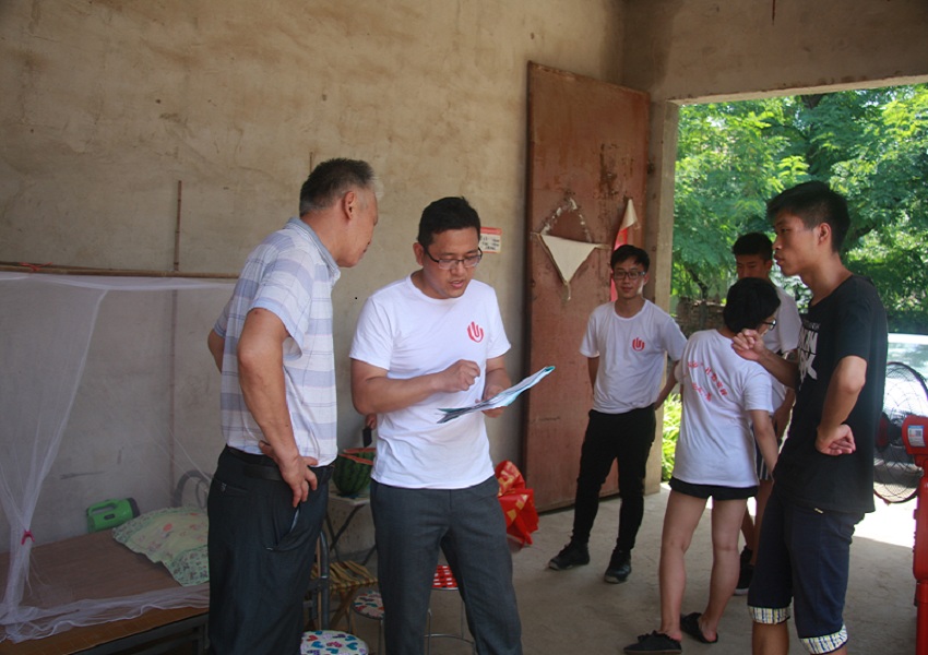 队员们和受访家长谈话 队员们和受访家长谈话