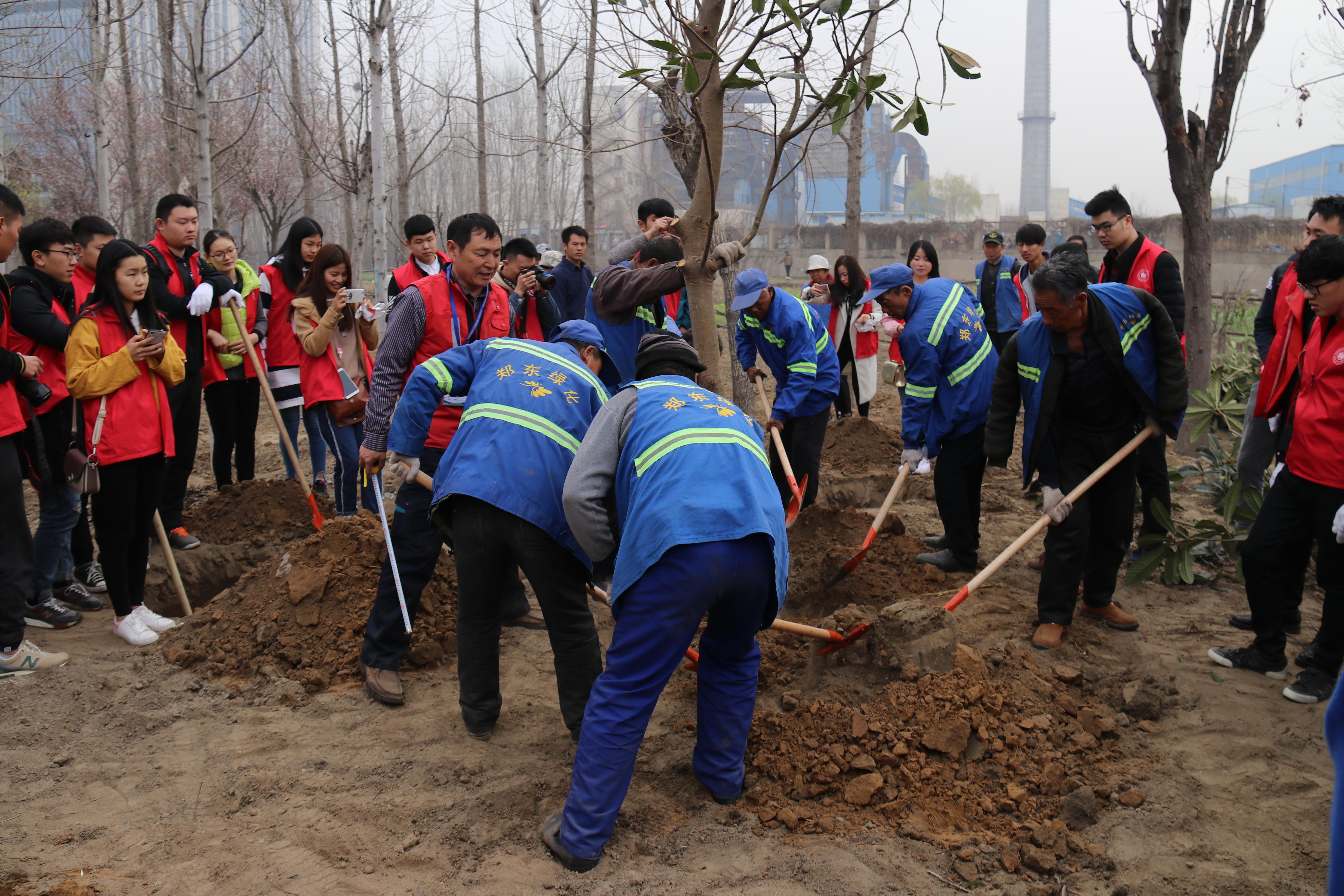 工作人员认真的讲解和示范