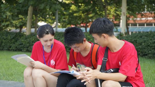 队员们在整理采访资料