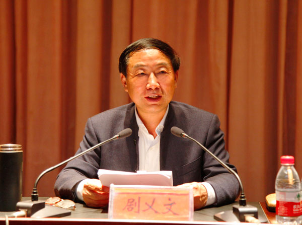 校党委书记、校长剧乂文教授为入党积极分子作专题报告